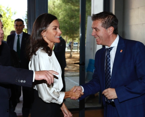 SM la Reina Letizia saluda al presidente de la Diputación de Albacete a su llegada al CIFP Aguas Nuevas