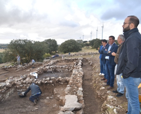 Un momento de la visita de los diferentes responsables al proyecto Alquerías de La Graja en Higueruela