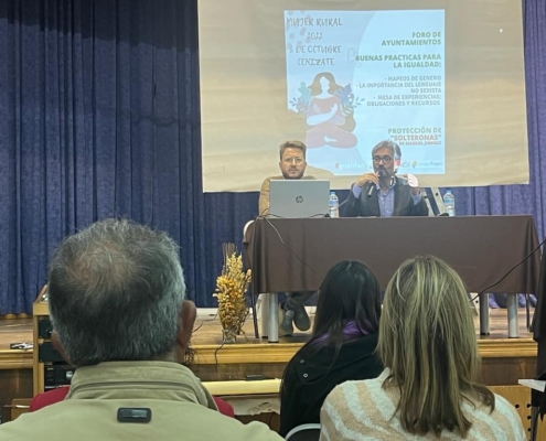 El diputado provincial de Igualdad, Pedro Antonio González, y el alcalde de Cenizate, durante la inauguración de las Jornadas