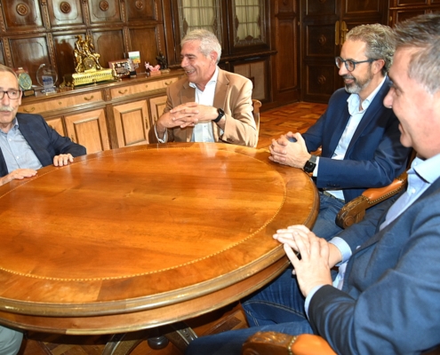 El ex presidente y parte del equipo de FICE Almansa en un momento del encuentro con el presidente de la Diputación