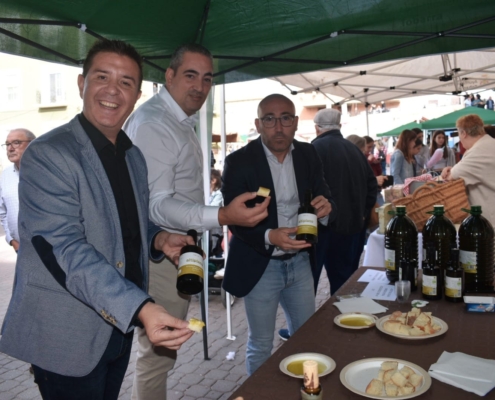 El presidente de la Diputación junto al alcalde de Ontur, al delegado de Agricultura recorriendo los expositores de la Feria de Aceite de Ontur