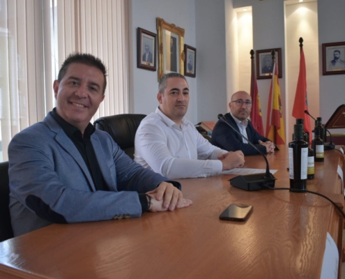 El presidente de la Diputación junto al alcalde de Ontur, y al delegado de Agricultura en el Ayuntamiento de la localidad