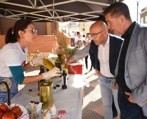 El presidente de la Diputación junto al delegado de Agricultura recorriendo los expositores de la Feria de Aceite de OnturEl presidente de la Dip ...