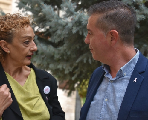 El presidente de la Diputación, Santi Cabañero, conversa con la presidenta de AMAC, Llanos Sánchez