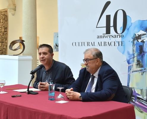 El presidente de la Diputación, Santi Cabañero, junto al director-gerente de Cultural Albacete, Ricardo Beléndez, durante su intervención