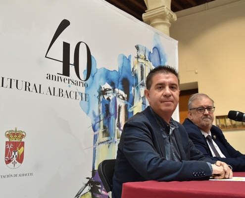 El presidente de la Diputación, Santi Cabañero, junto al director-gerente de Cultural Albacete, Ricardo Beléndez en el CC La Asunción