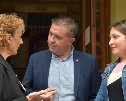 El presidente de la Diputación, Santi Cabañero, la vicepresidenta de la Diputación, Amparo Torres y la presidenta de AMAC, Llanos Sánchez