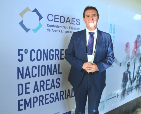 El presidente posa ante el cartel del Congreso Nacional de CEDAES