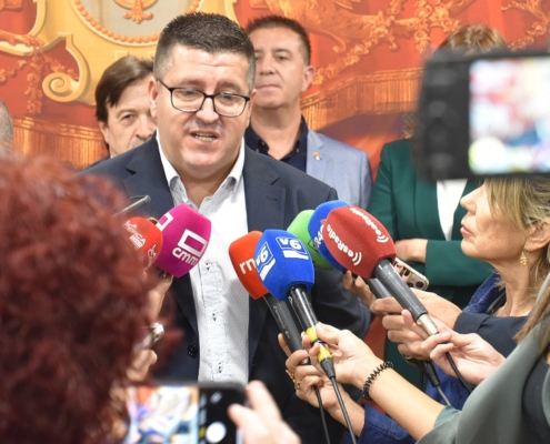 El secretario general de la UGT en Albacete atiende a la prensa antes de la apertura del I Congreso Europeo de Igualdad del OPI Albacete