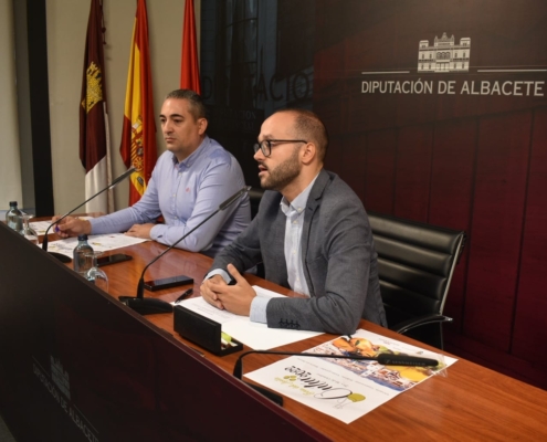 El vicepresidente de la Diputación, Fran Valera, junto al alcalde de Ontur, Jesús López, durante la presentación de la Feria del Aceite de Oliva