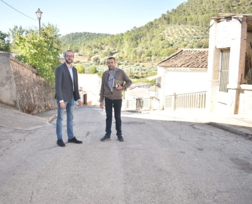 El vicepresidente de la Diputación, Fran Valera, y el alcalde de Villaverde, Silvio Moreno, en la Calle Cuesta del Molino