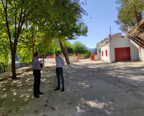 El vicepresidente de la Diputación, Fran Valera, y el alcalde de Villaverde, Silvio Moreno, en las inmediaciones de la Plaza de Toros