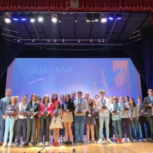 Foto de familia del alumnado premiado en IX Gala Provincial de la Música