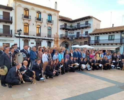 Foto de familia en la Plaza Mayor de Tarazona de la Mancha, sede de la IX Gala Provincial de la Música