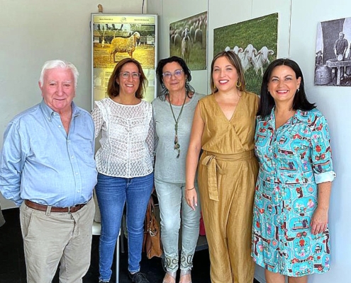 La vicepresidenta posa junto al presidente y a integrantes de Agrama en la I Feria internacional del Queso de Albacete