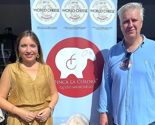 La vicepresidenta junto al presidente del Consejo Regulador de la Denominación de Origen Queso Manchego en la I Feria Internacional del Queso de  ...