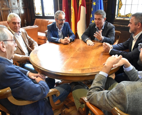 Imagen de un momento del encuentro entre el presidente y el vicepresidente de la Diputación con representantes de FICE Almansa