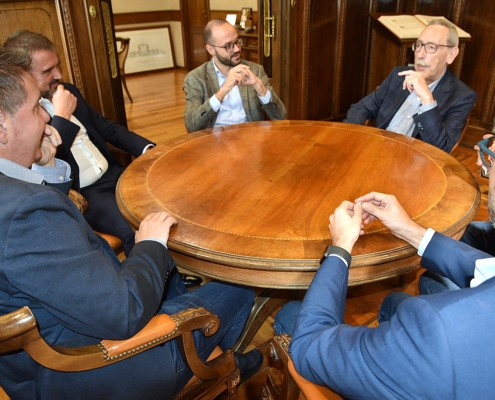 Imagen de un momento del encuentro entre el presidente y el vicepresidente de la Diputación con representantes de FICE Almansa