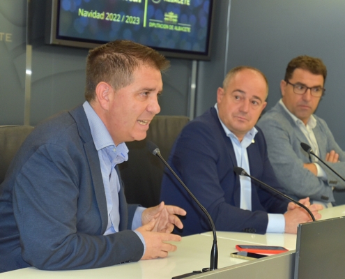 Imagen del presidente provincial durante la presentación de la iluminación ornamental de la ciudad de Albacete junto al alcalde y al edil de Pro ...