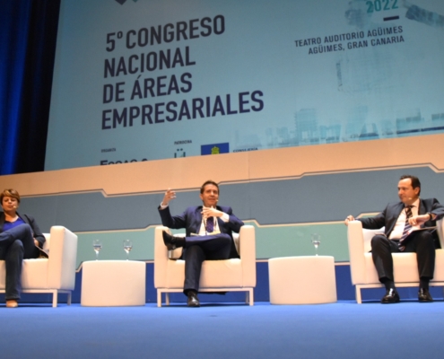 Instante durante la Mesa Redonda en la que el presidente de la Diputación interviene en el Congreso Nacional de CEDAES