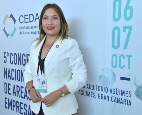 La vicepresidenta de la Diputación ponente en el en Congreso Nacional de Áreas Empresariales de CEDAES, interior del teatro de Agüimes