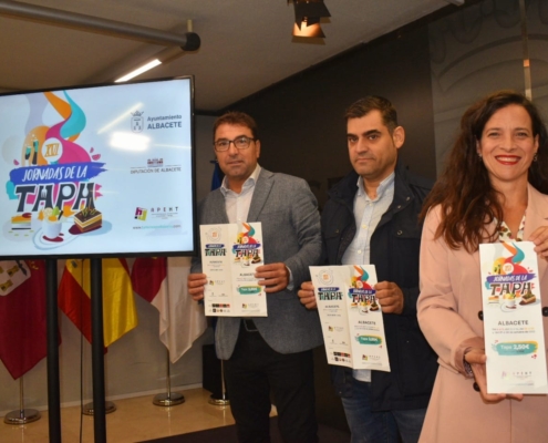 La diptuada de Turismo, el presidente de la APEHT y el concejal de Promoción de la Ciudad previo a la presentación de la XVI Jornadas de la Tapa