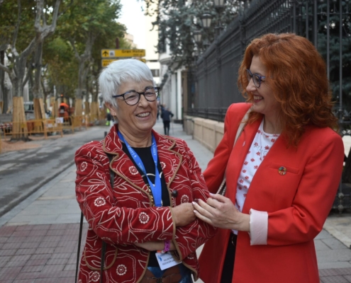 La diputada de Servicios Sociales, Juani García, junto a la presidenta de Lassus, Mercedes Sánchez