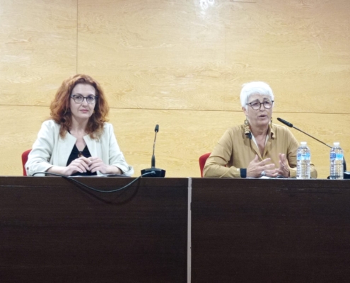 La diputada de Servicios Sociales, Juani García, junto a la presidenta de Lassus, Mercedes Sánchez en la clausura de las Jornadas