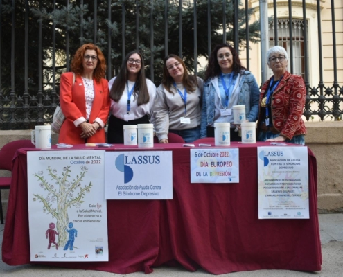 La diputada de Servicios Sociales, Juani García, junto al equipo de Lassus en la mesa informativa situada a las puertas de la Diputación