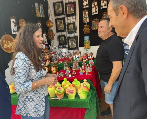 La diputada provincial durante su visita al stand de Cebrián Artesanos