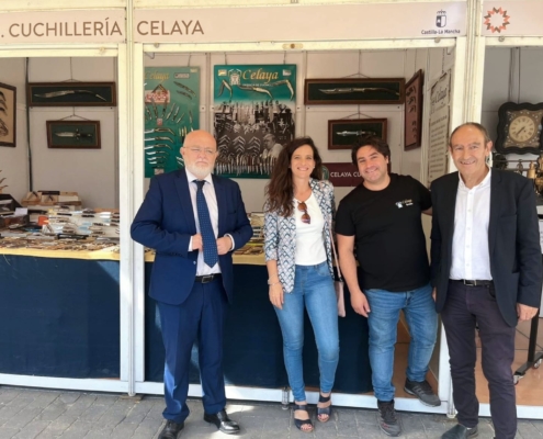 La diputada provincial durante su visita al stand de Cuchillería Celaya