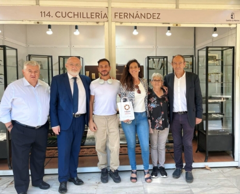 La diputada provincial durante su visita al stand de Cuchillería Fernández