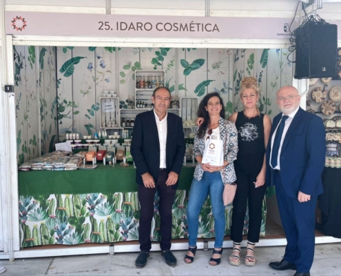 La diputada provincial durante su visita al stand de Ídaro Cosmetica