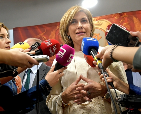 La secretaria general provincial de CC.OO. Albacete atiende a la prensa antes de la apertura del I Congreso Europeo de Igualdad del OPI Albacete