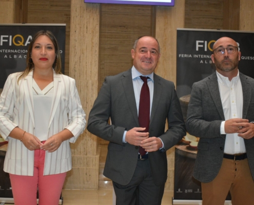 La vicepresidenta de la Diputación, el alcalde de Albacete, y el delegado provincial de Agricultura, durante la presentación de la Feria Interna ...