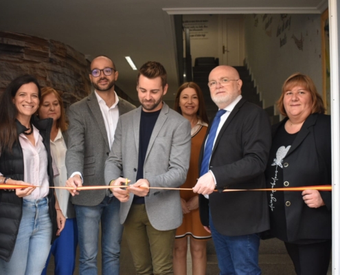 Momento del corte de la cinta e inauguración del Centro Polivalente de Férez