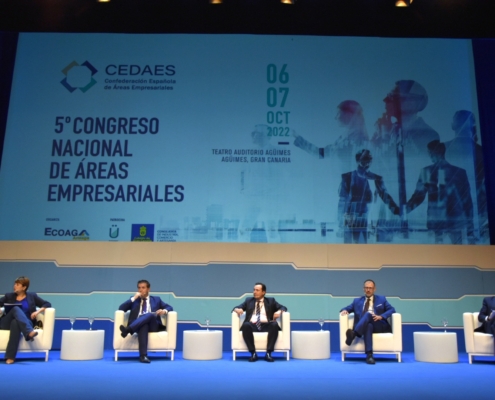 Plano general del escenario con integrantes de la Mesa Redonda donde el presidente de la Diputación interviene en Congreso CEDAES