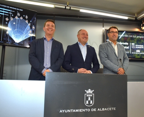 Plano medio del presidente provincial junto al alcalde de Albacete y al edil de Promoción de la ciudad en la presentación de la iluminación orn ...