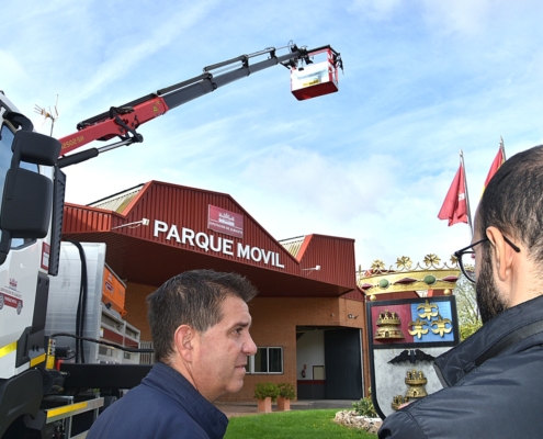 De fondo, la grúa del nuevo vehículo multiusos adquirido por Diputación para el Parque Móvil Provincial con el presidente, de lado, en primer  ...