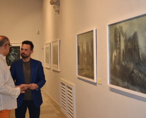 El diputado provincial de Cultura, Miguel Zamora, junto al comisario de la exposición, Antonio Requena