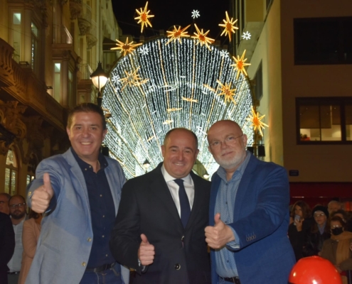 El presidente de la Diputación, junto al alcalde de Albacete, y al delegado del gobierno regional tras el encendido de las luces navideñas