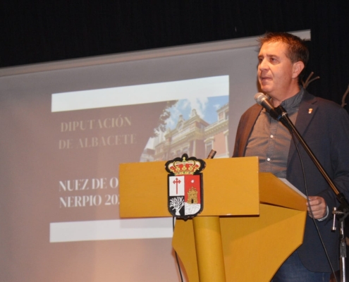 El presidente de la Diputación, Santi Cabañero, durante su intervención en la gala de apertura de la Feria de la Nuez de Nerpio