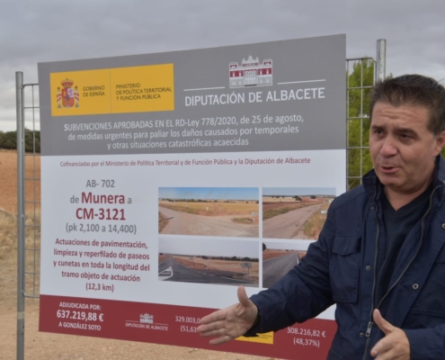 El presidente de la Diputación, Santi Cabañero, durante su visita a AB-702 para comprobar el resultado de las obras de mejora de esta vía provi ...