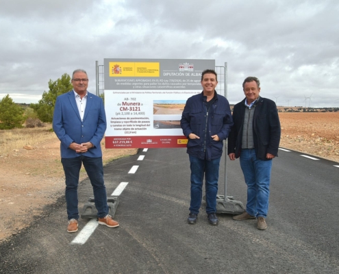 El presidente de la Diputación, Santi Cabañero, junto a los alcaldes de Munera y de Minaya