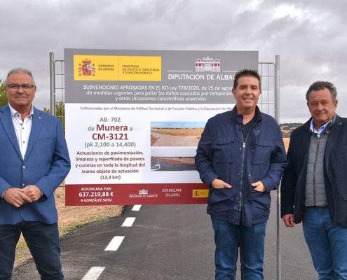 El presidente de la Diputación, Santi Cabañero, junto a los alcaldes de Munera y de Minaya durante la visita a la AB-702