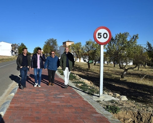 El presidente de la Diputación, Santi Cabañero, junto a los ediles de Lezuza en el Paseo Peatonal al Cementerio