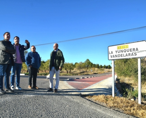 El presidente de la Diputación, Santi Cabañero, junto a los ediles de Lezuza en la visita a la localidad