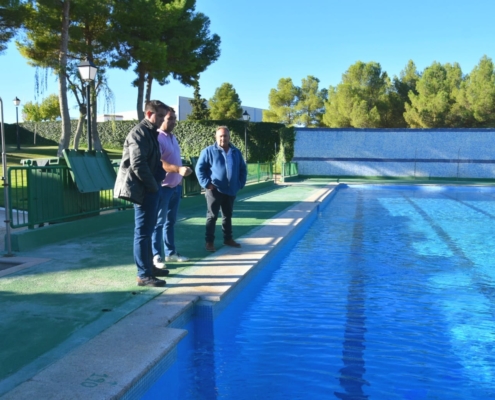 El presidente de la Diputación, Santi Cabañero, junto a los ediles de Lezuza en la visita a la piscina de Tiriez