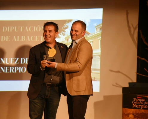 El presidente de la Diputación, Santi Cabañero, junto al alcalde de Nerpio, José Antonio Gómez, en la entrega de la Nuez de Oro