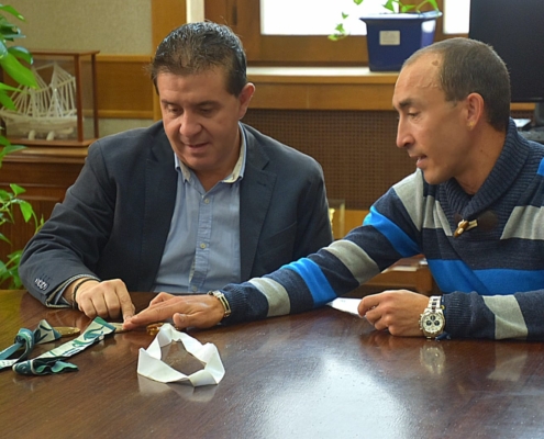 El presidente de la Diputación, Santi Cabañero, junto al deportista hellinero José Martínez Morote